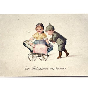 Postal alemana antigua de 1917 - ¡Ha llegado un niño de guerra! - ¡Ein Kriegsjunge angekommen! Tarjeta de novedad de anuncio de bebé - Sin usar