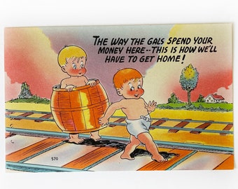 Postal divertida, ilustrada y sin usar, de cómic vintage de los años 40: Niños pequeños caminando sobre las vías del tren en un barril - Postcrossing Collector