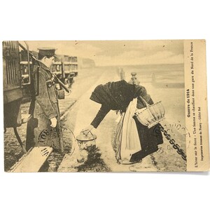 1914年フランスの戦争時代のアンティーク - 駅にいる女性の白黒写真の中古ポストカード