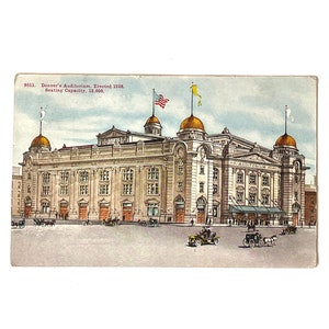 Carte postale vintage 1909 du Colorado de l'Auditorium de Denver - Envoyée de Cleveland avec une ligne de timbres Benjamin Franklin One Cent