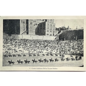 Cartão postal antigo da década de 1910 do exercício de exibição da cavalaria militar dos EUA no Estádio Tacoma Washington WA - sem uso e em excelentes condições