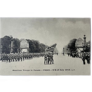 Postal antigua en blanco y negro de la Primera Guerra Mundial - Desfile de tropas estadounidenses en París - 4 de julio de 1918 - Sin usar