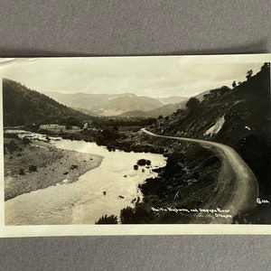 Carte postale vintage de 1932 avec photo réelle de Roseburg, Oregon, avec un timbre de trois cents George Washington mauve ou violet de 1932 RARE