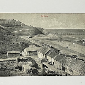 Saltburn North Yorkshire England Vintage-Postkarte mit Schwarzweißfoto eines Dorfes mit Pferdekarren im Wasser