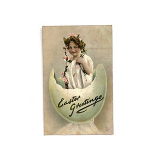 Cartolina di Pasqua vintage del 1909 di Tuck raffigurante una ragazza in un guscio d'uovo rotto con francobollo da 1 centesimo di Benjamin Franklin.