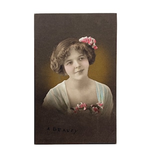 Antieke ansichtkaart met getinte portretfoto jong meisje jaren 1910 - groene Washington boekjeszegel van 1 cent - USS New Hampshire