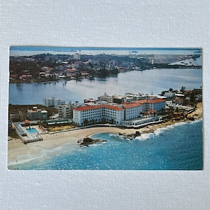 Vintage ansichtkaart uit 1959 uit Puerto Rico: rode adelaar tijdens de vlucht, rode luchtpost van 5 cent