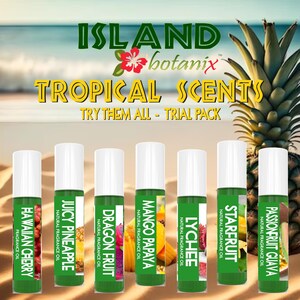 Puede incluir: Un paquete de prueba de aceites de fragancia de aromas tropicales de Island Botanix. Los frascos verdes con tapas blancas presentan etiquetas con ilustraciones de frutas y nombres como Hawaiian Cherry y Dragon Fruit. El fondo incluye una escena de playa y una piña.