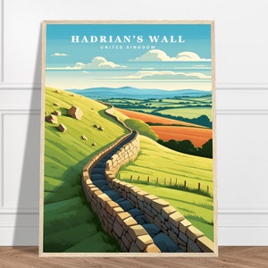 Könnte beinhalten: Ein Vintage-Reiseposter mit dem Hadrianswall im Vereinigten Königreich. Das Poster zeigt eine Steinmauer, die sich durch einen grünen, grasbewachsenen Hügel schlängelt, mit einem Blick auf die dahinter liegenden Hügel und einen blauen Himmel.
