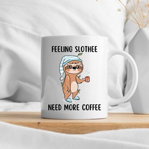 ナマケモノはもっとコーヒーが欲しい、コーヒーマグ、ナマケモノのコーヒーマグ、面白いマグ、コーヒー好き、紅茶好き、ナマケモノ好き、眠そうなナマケモノのコーヒーマグ