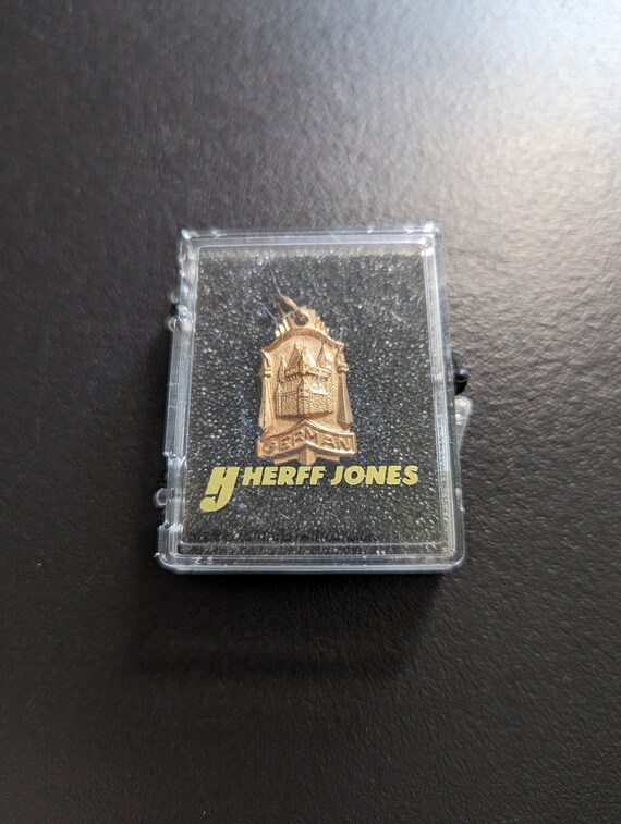 Herff Jones German language academic pendant. Gem