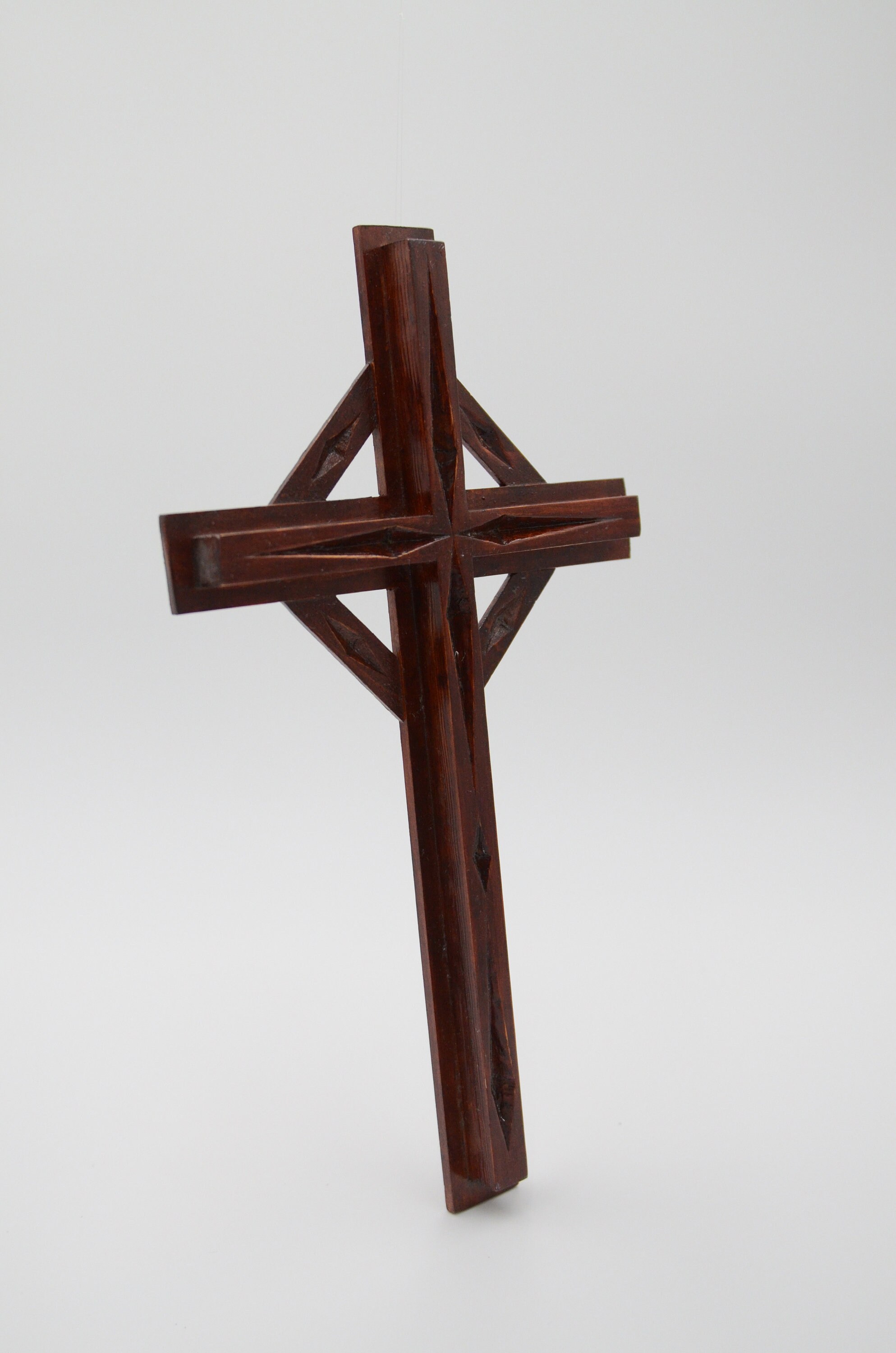 木製の彫刻十字架 手彫りの木製十字架 14.75 x 8-1/2