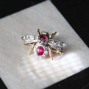 Antyczny wisiorek z rubinem, opalem i diamentami w kształcie pszczoły