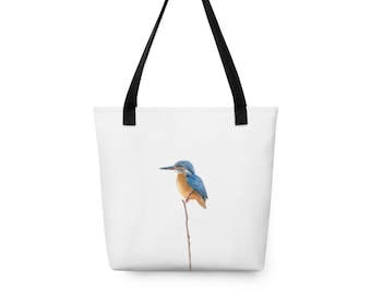 Könnte beinhalten: Weiße Tragetasche mit schwarzen Griffen, die eine Aquarellillustration eines blau-orangen Eisvogels auf einem Ast zeigt. Der Vogel ist mittig auf der Tasche platziert.