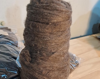 200 g de lana rústica de zarigüeya y merino para hilar, fieltrar y tejer (técnica de punto).