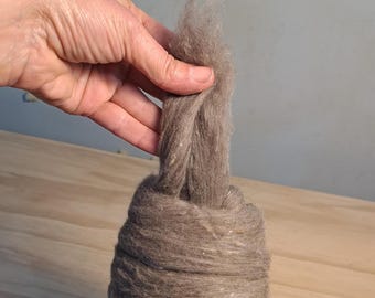 100 g de mecha rústica de zarigüeya y merino para hilar, fieltrar y tejer (técnica de punto).