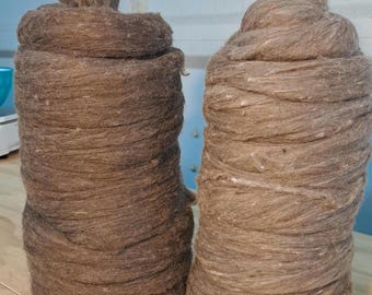 1 kg de lana rústica de zarigüeya y merino (25:75) para hilar y fieltrar.