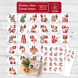 Könnte beinhalten: Ein Satz druckbarer Weihnachtskalenderzahlen auf weißen runden Aufklebern. Jeder Aufkleber zeigt eine Aquarellillustration festlicher Elemente wie Weihnachtsmann, Eulen und Geschenke. Der Text "Christmas Advent Calendar Numbers" steht oben.