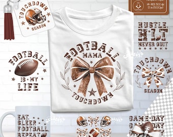 Op de afbeelding: Een verzameling voetbal-thema sublimatie ontwerpen. Inclusief een wit t-shirt met "Football Mama" en een strik-afbeelding, een mok, een sleutelhanger en andere ontwerpen met voetballen, helmen en tekst.