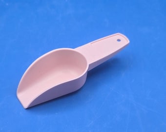 Vintage Tupperware Scoop – 1960s Sugar or Flour Scoop – Retro Kitchen Utensil – Cream Plastic Measuring Scoop – Midcentury Tupperware