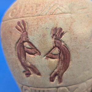 Jarrón Kokopelli, cerámica rústica de terracota con intrincadas tallas. imagen 4