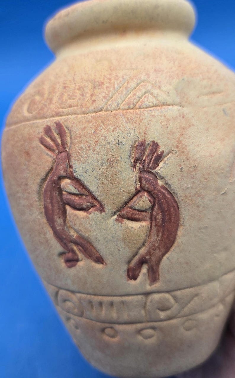 Jarrón Kokopelli, cerámica rústica de terracota con intrincadas tallas. imagen 4
