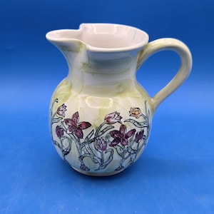 Vintage keramische kan met de hand beschilderd, charmante ambachtelijke waterkan voor aan tafel, geweldig vintage housewarmingcadeau