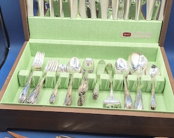 Juego de cubiertos Rogers Bros Heritage Silverplate de 1847 con estuche resistente al deslustre.