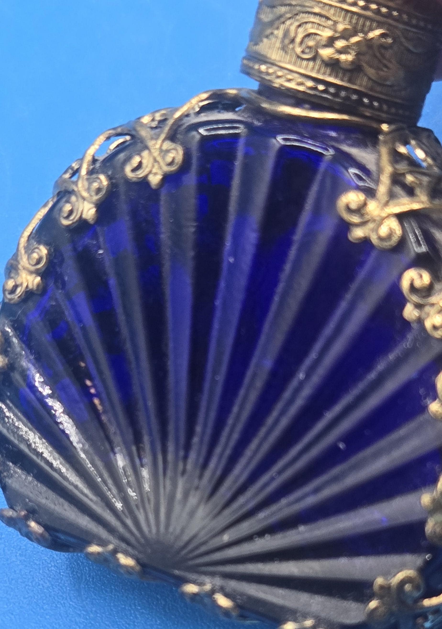 ヴィンテージチェコブルー香水瓶、金細工、ガラスドーバー、モノグラム