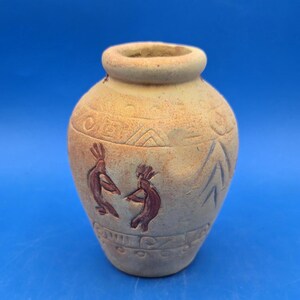 Jarrón Kokopelli, cerámica rústica de terracota con intrincadas tallas. imagen 2