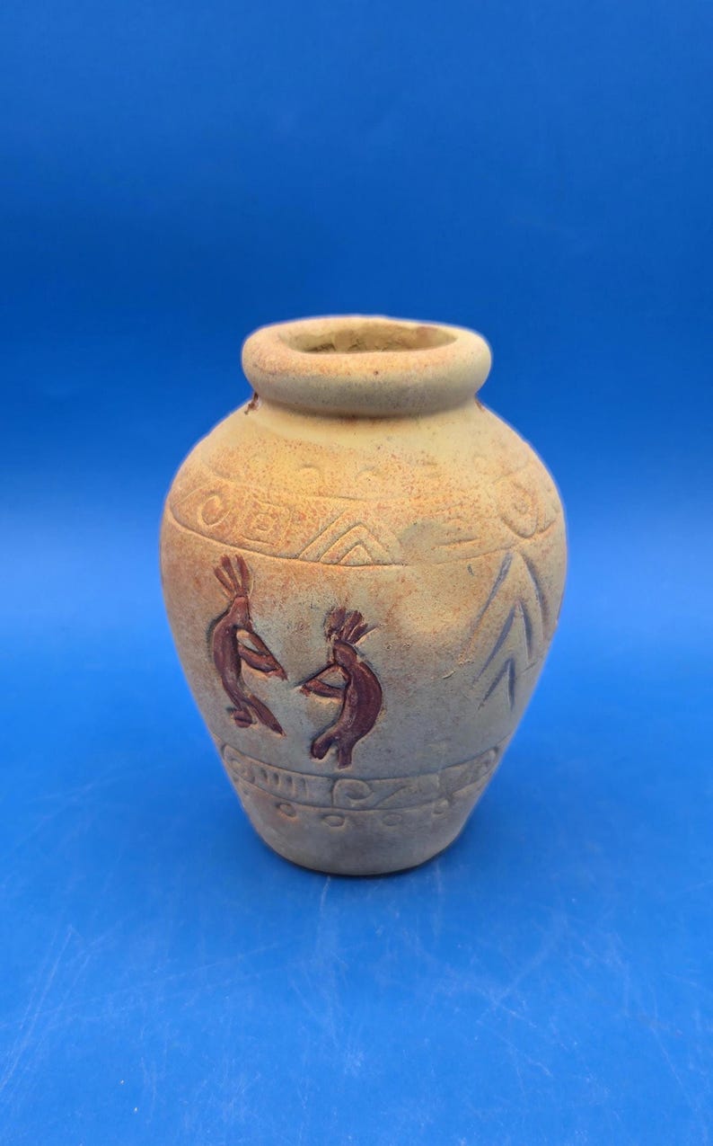 Jarrón Kokopelli, cerámica rústica de terracota con intrincadas tallas. imagen 2