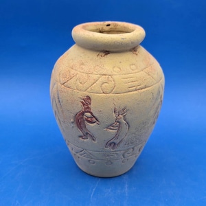 Jarrón Kokopelli, cerámica rústica de terracota con intrincadas tallas. imagen 1
