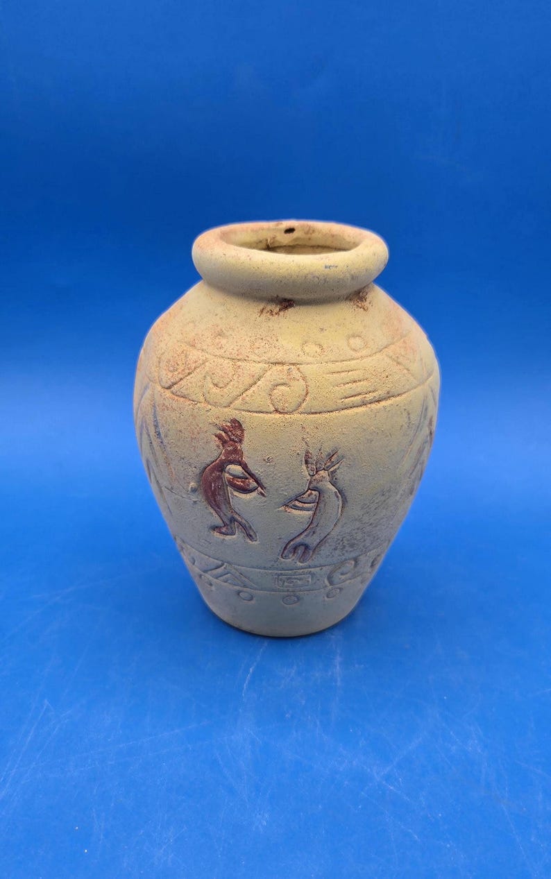 Jarrón Kokopelli, cerámica rústica de terracota con intrincadas tallas. imagen 1
