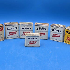 Vintage French&#39;s Gewürzdosen - 7er-Set, Retro-Metalldosen aus den 1950er Jahren, gelbes Küchendekor, Mid-Century-Gewürzdosenkollektion