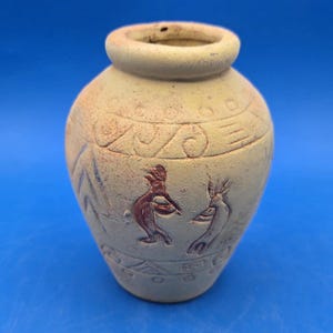 Jarrón Kokopelli, cerámica rústica de terracota con intrincadas tallas. imagen 3