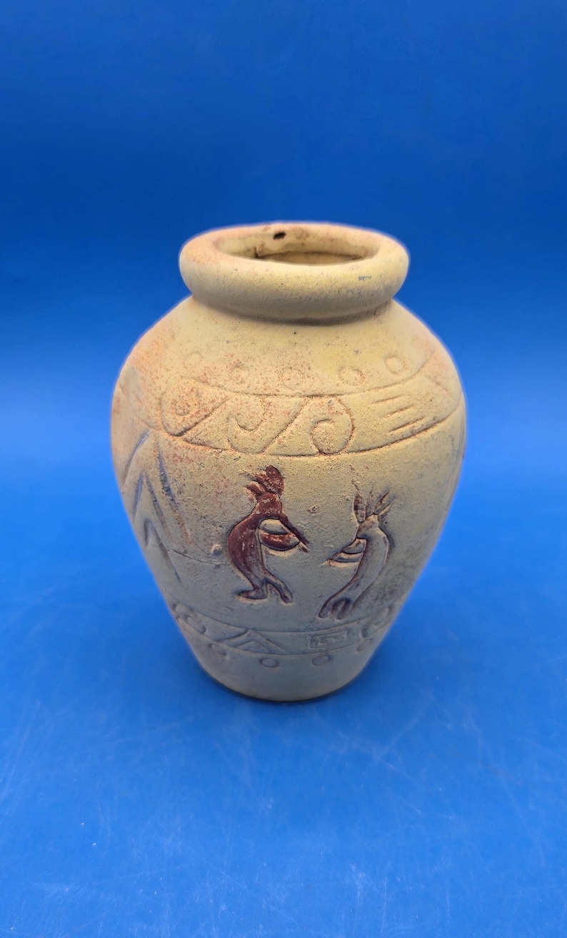 Jarrón Kokopelli, cerámica rústica de terracota con intrincadas tallas. imagen 3