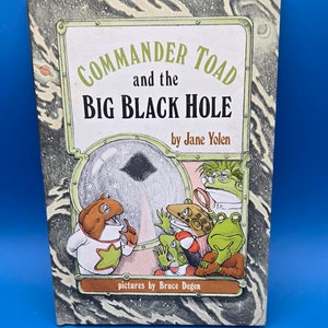 Libro infantil vintage de tapa dura de 1983, &quot;El Comandante Sapo y el Gran Agujero Negro&quot;, una lectura clásica de aventuras, un regalo para amantes de la lectura y niños.