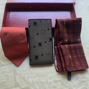 Conjunto auténtico de tres artículos de Ferragamo: abrigo, bolsillo, cartera, monograma, corbata, pañuelos de bolsillo 100 % seda, logotipo de seda, día del padre, boda, fiesta, ejecutivo.