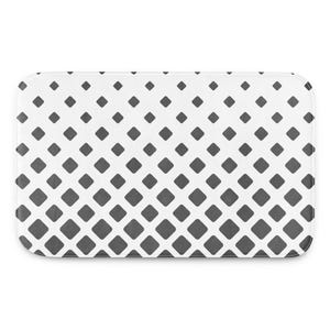 Puede incluir: Una alfombra de baño rectangular con fondo blanco y un patrón repetitivo de cuadrados grises redondeados. Los cuadrados varían en tamaño, creando un efecto degradado de pequeño a grande.