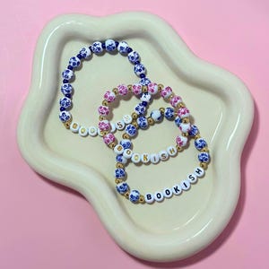 Pulseras de cuentas con motivos literarios / Diseño floral vintage en rosa y azul / Pulsera con letras de la amistad / Joyas hechas a mano para lectores y amantes de los libros