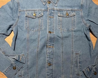 Partihandel med mellantvättade jeansjackor/jeansjackor för klädkollektioner eller modedesigners i butik