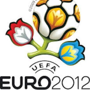 Puede incluir: Un gráfico con un balón de fútbol con diseño floral, un tallo verde y tres flores estilizadas en rojo, blanco y azul. El texto "EURO 2012" y "POLONIA-UCRANIA" están debajo del logotipo de la UEFA y del balón.