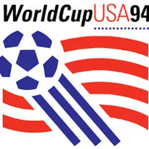 Op de afbeelding: Het officiële logo van het FIFA Wereldkampioenschap voetbal 1994, dat in de Verenigde Staten werd gehouden. Het logo toont een gestileerde voetbal in blauw en wit, die over een rood-wit-blauwe gestreepte achtergrond vliegt, die de Amerikaanse vlag voorstelt.