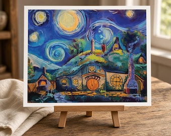 Puede incluir: Una impresión artística cuadrada que muestra un paisaje vibrante y pictórico de una vivienda estilo hobbit construida en una colina cubierta de hierba. La escena se desarrolla bajo un cielo nocturno azul oscuro y arremolinado, lleno de estrellas amarillas y una luna creciente.