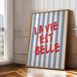 Digitale print La Vie Est Belle – Frans citaat kunst aan de muur, gewaagde rode typografie, blauwe strepen, Parijse esthetiek, Instant Download
