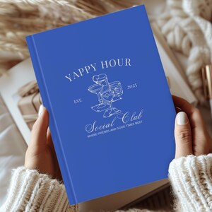 Yappy Hour Social Clubジャーナル、カクテルをテーマにした面白いノート、友達と楽しい時間が集まる場所、パーティーガールへの素敵なギフトアイデア