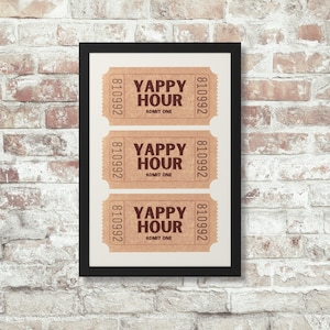 Yappy Hour gerahmter Druck von Jagger Mai | Happy Hour Barwagen Wandkunst | Rahmen fertig zum Aufhängen | Einzigartiges Geschenk für den Gastgeber | Party-Getränk-Zeichen