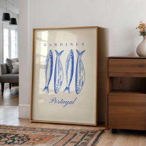Portugalskie sardynki wydruk cyfrowy, jasnoniebieska sztuka sardynek, nadmorska sztuka ścienna do kuchni, plakat z rybami portugalskimi, retro wydruk podróżny do pobrania