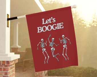 以下が含まれることがあります： 白で「Let's BOOGIE」の文字が入った赤い屋外用フラッグ。白い踊る骸骨のイラストが3つ描かれています。白いポールに屋外に吊るされています。