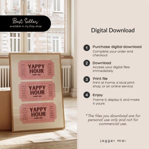 K&ouml;nnte beinhalten: Ein druckbarer digitaler Download von drei rosa und wei&szlig;en Tickets mit dem Text "Yappy Hour" und "Admit One". Die Tickets sind in einem Holzrahmen gerahmt und auf einer Holzoberfl&auml;che ausgestellt.